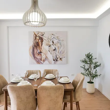 アパート Xhejn's 23 *